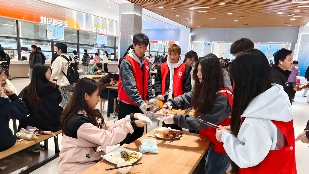 红薯飘香暖校园——学校在犀浦校区、邛崃产教园区同步举行劳动教育成果分享活动