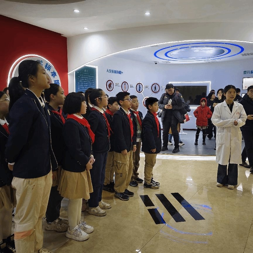 站前路小学千禧校区五（四）班学生参观人体科学标本馆