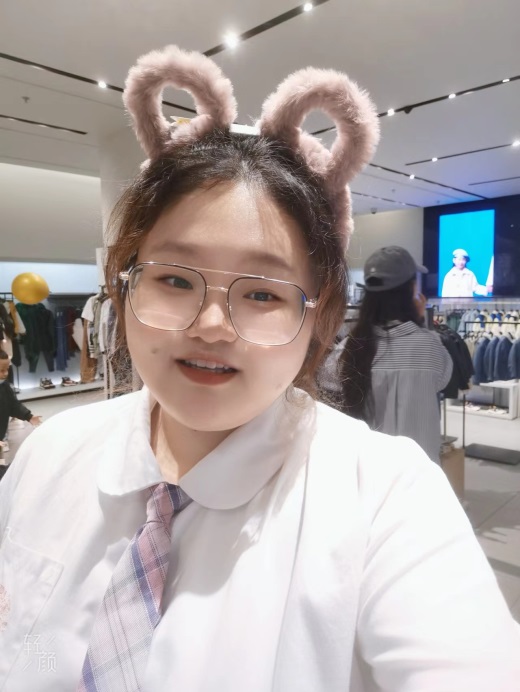说明: C:\Users\Administrator\Desktop\个人风采\本科生个人风采展示\2020级中医(5+3)班孟也涵\生活照\生活照2.jpg
