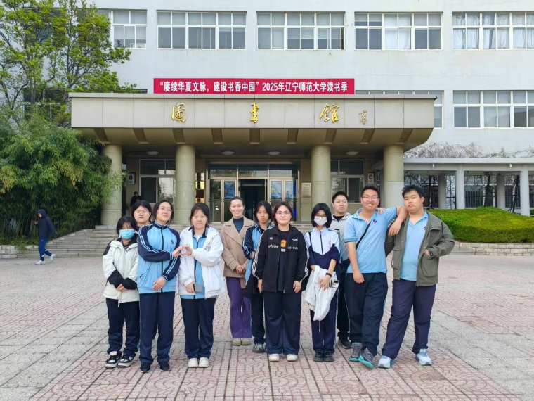 触摸艺术肌理，探寻雕塑之美——学校组织第二课堂学生参观颜海强教授雕塑展