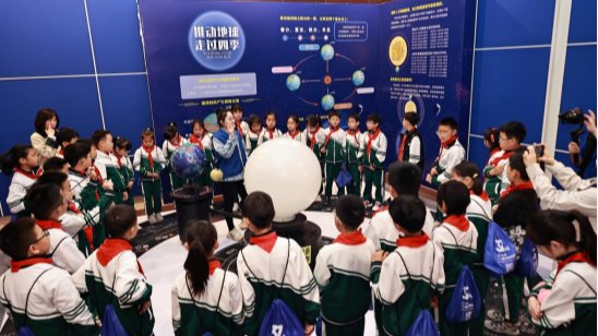 我校物理与电子技术学院协同大连市科技馆举办2025年中国航天日主题科普活动