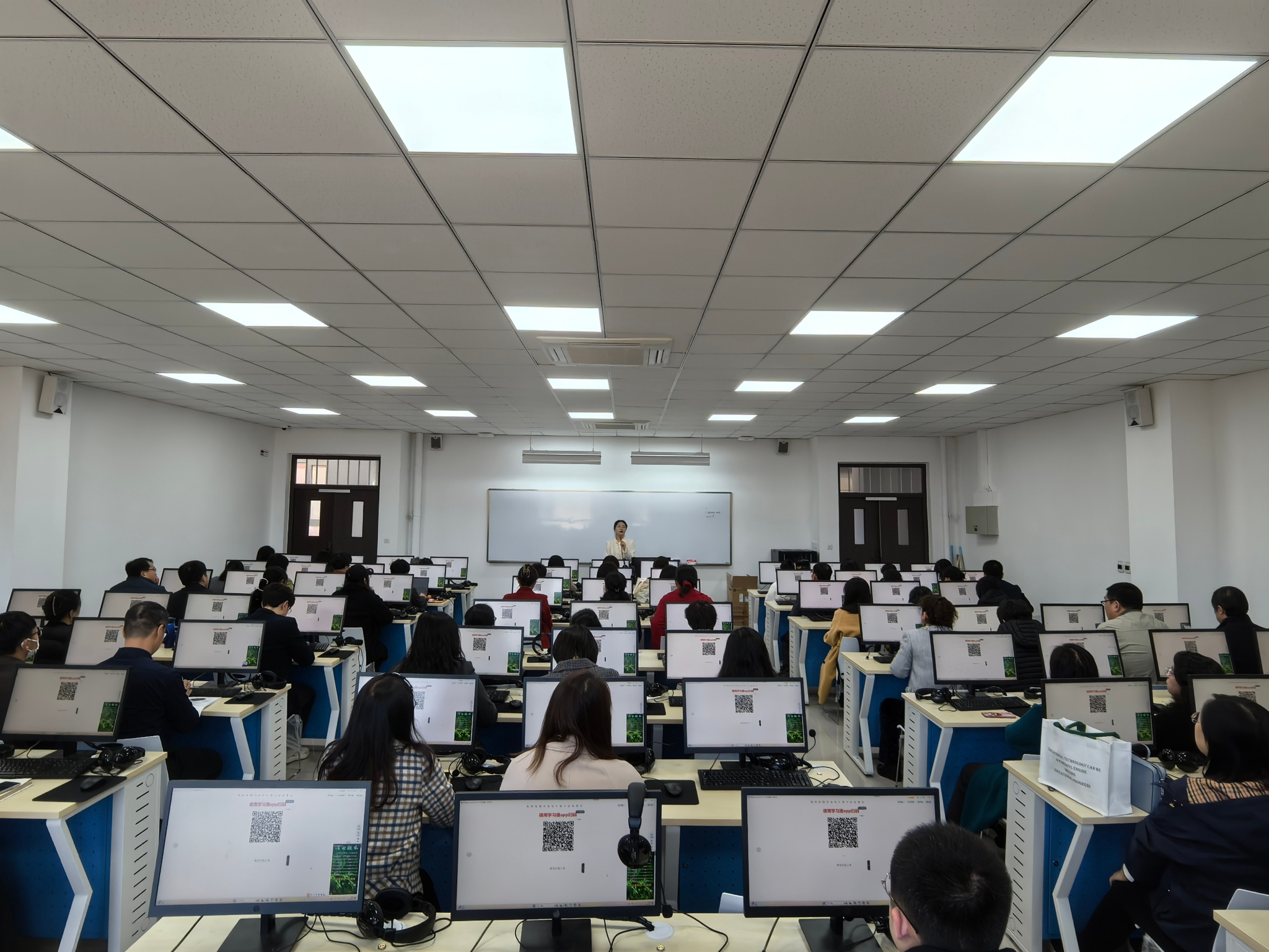 学校举办2025年AI赋能教学技能提升培训第一期暨DeepSeek课堂教学实践与...