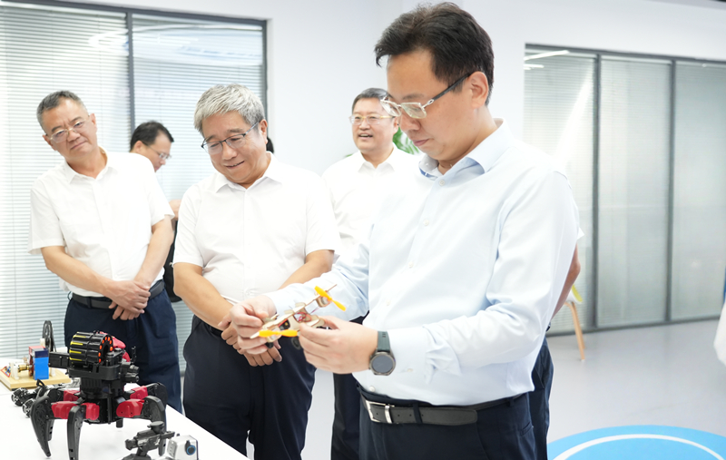 山东省工业和信息化厅党组书记、厅长陈飞来校调研指导