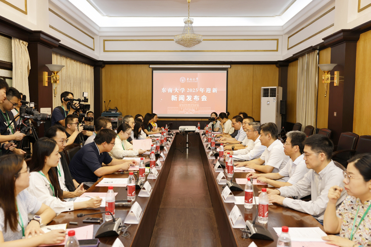 邬小撑孙友宏迎接看望东南大学2025级本科新生