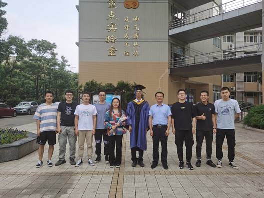 说明: C:\Users\thtfpc\Desktop\采访脚本\贾虎\贾虎与学生合影.jpg