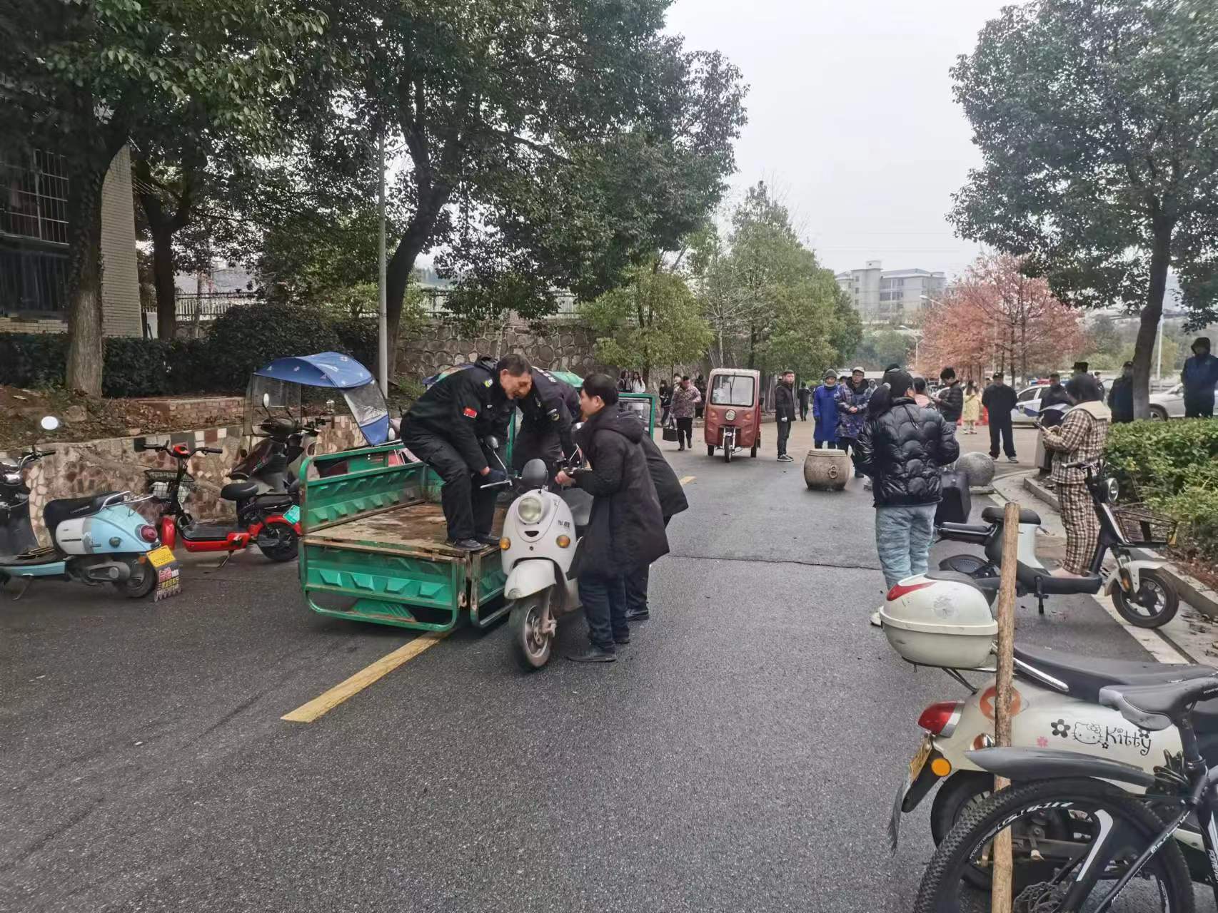 校园违规电动车整治
