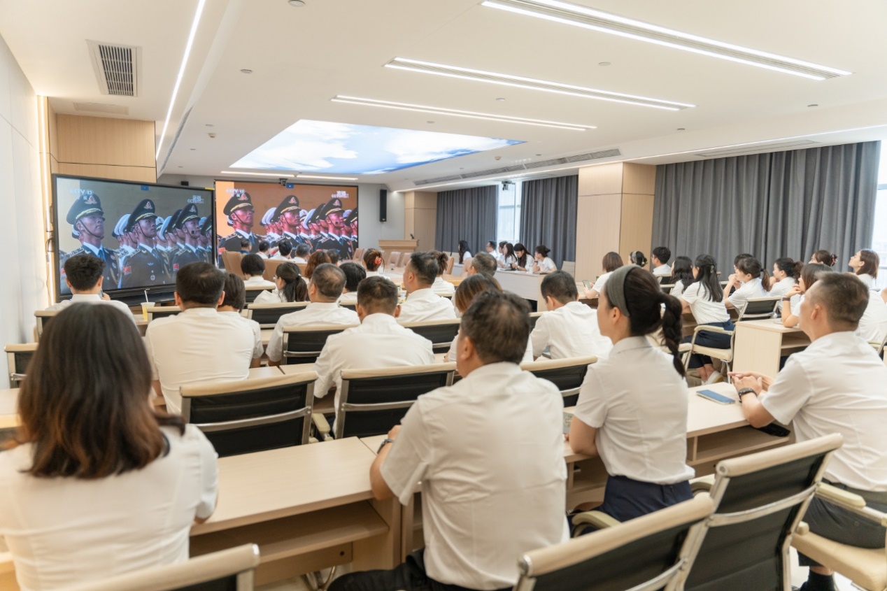 铭记历史、缅怀先烈、珍爱和平、开创未来——南华大学师生观看纪念中国人民抗日战争暨世界反法西斯战争胜利80周年大会直播