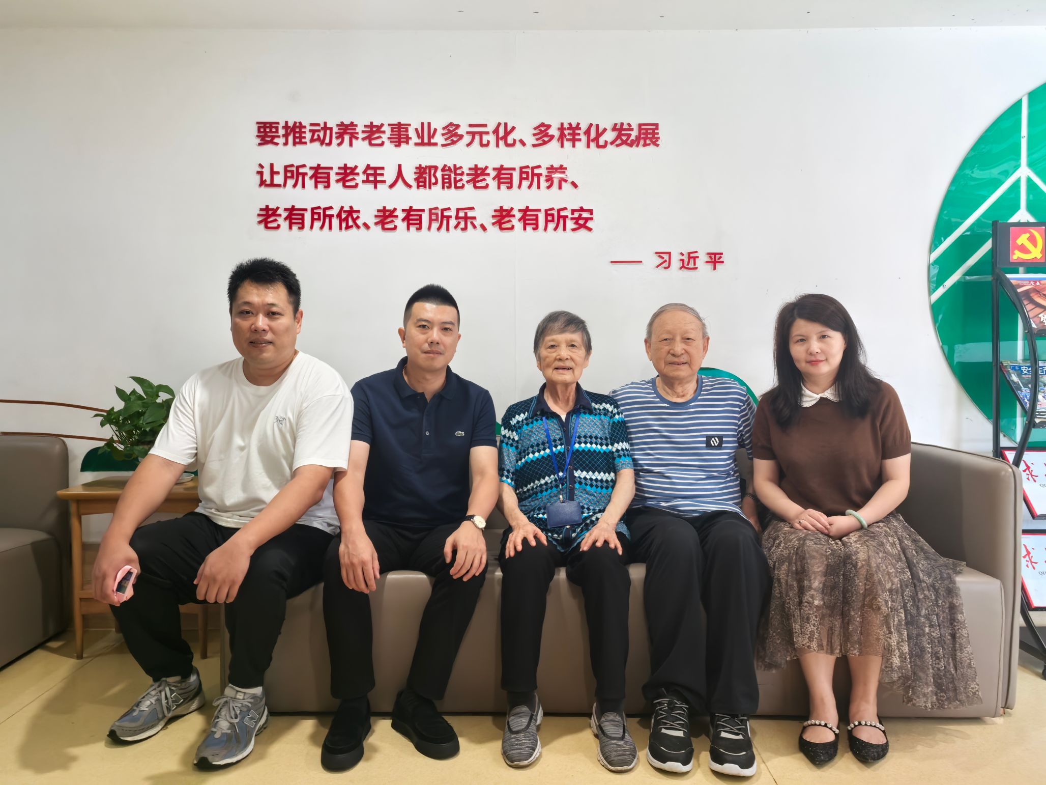 【一线传真】学校暑期走访慰问离退休老同志代表
