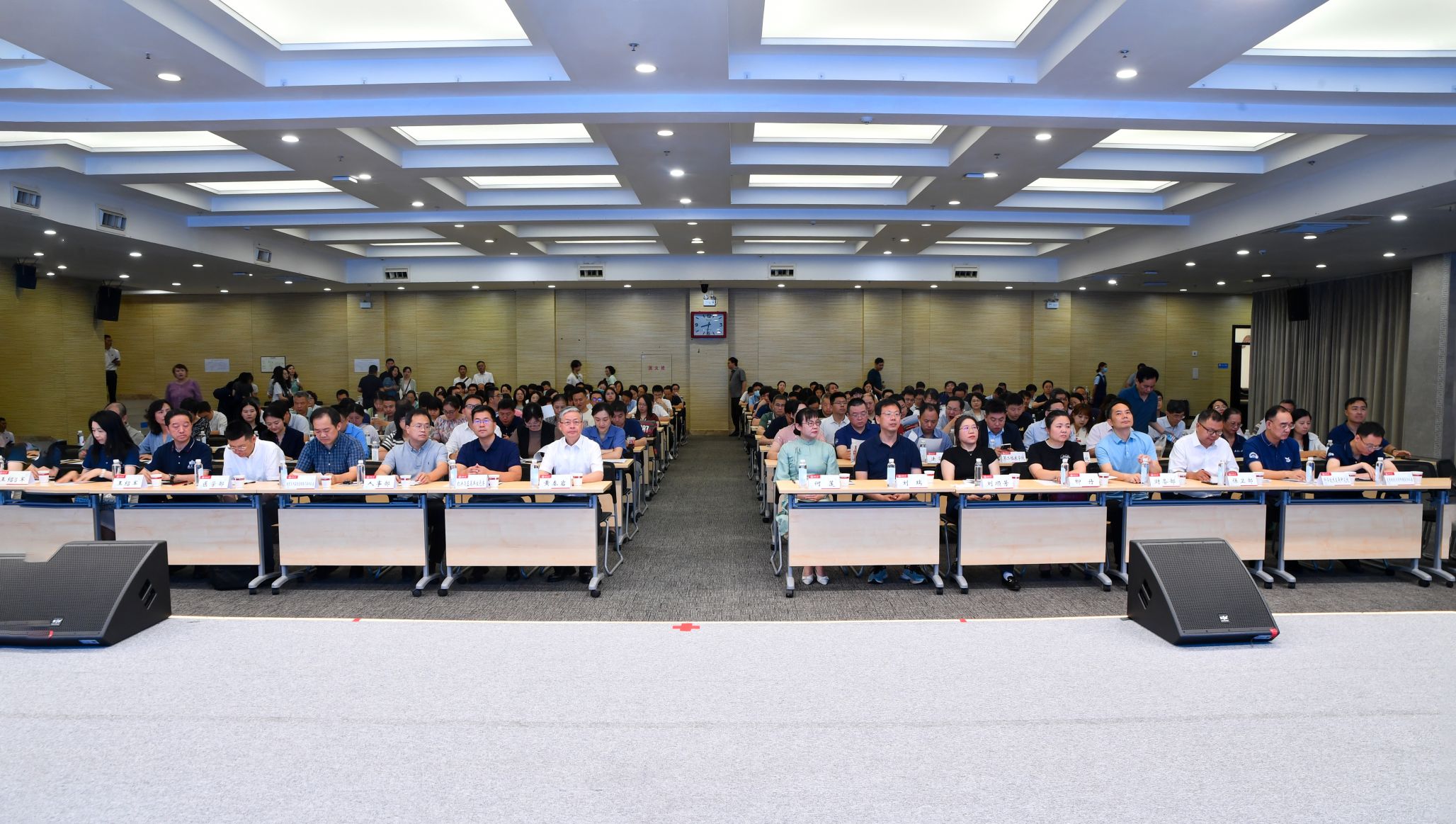 学校召开实验室安全与大型仪器设备共享工作交流会