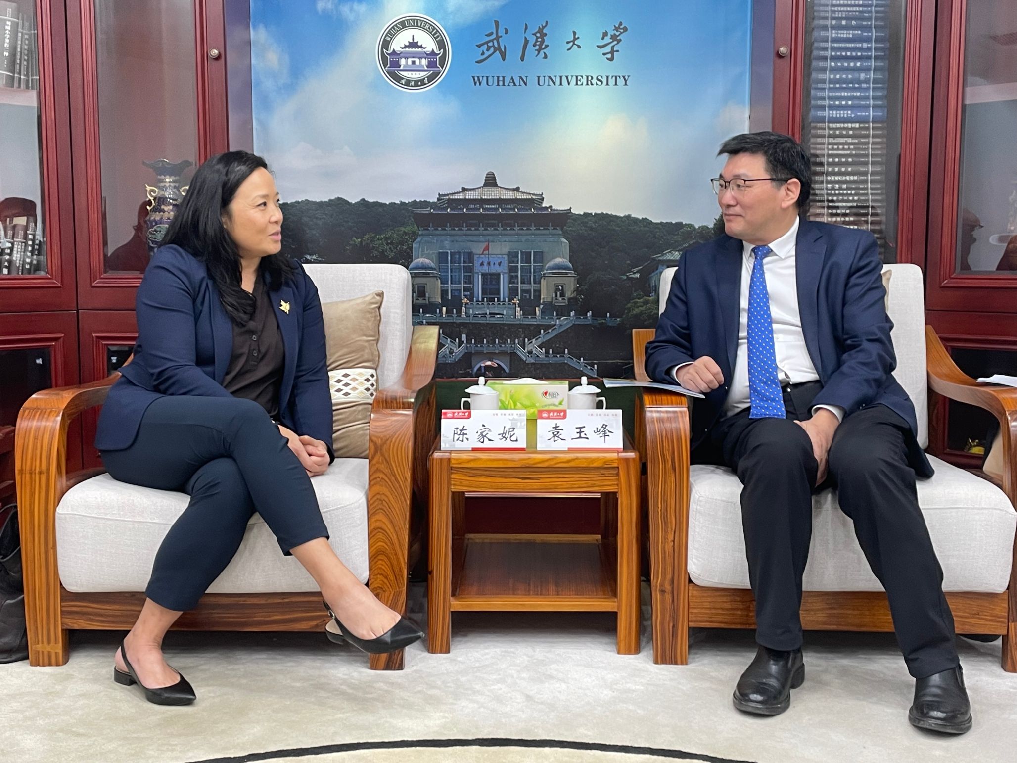 加拿大驻上海总领事馆总领事来校访问