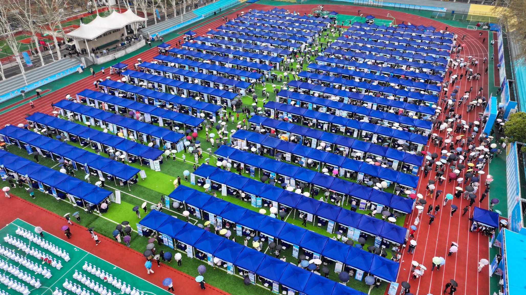 “珞樱有约”招聘会为学子提供上万个就业岗位