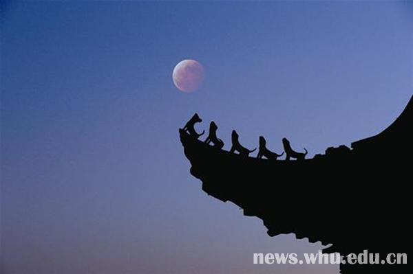 红月当空