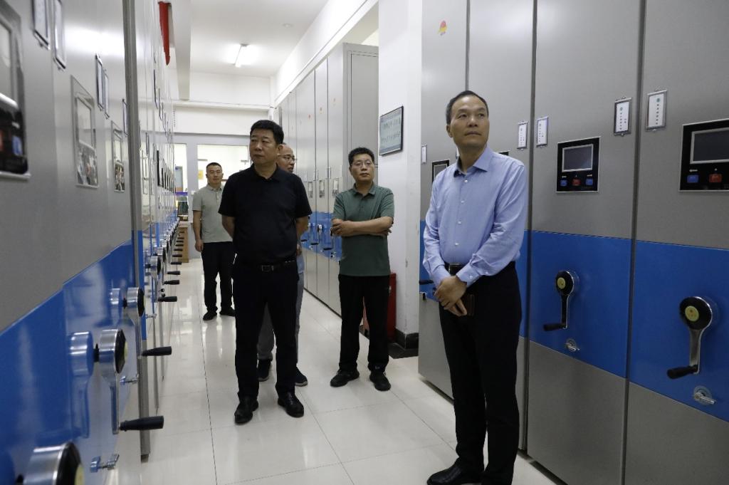 校党委书记吕建荣到档案馆调研工作